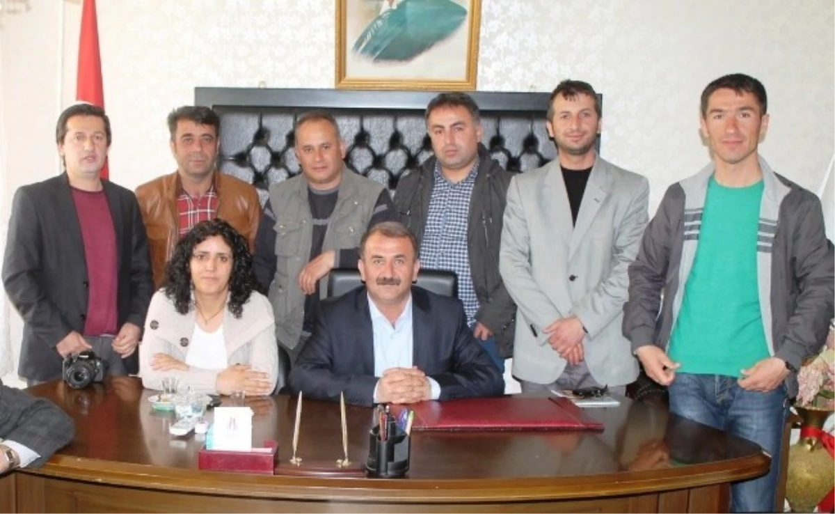 Gazeteciler\'den Şemdinli Belediye Başkanı Yılmaz\'a Ziyaret