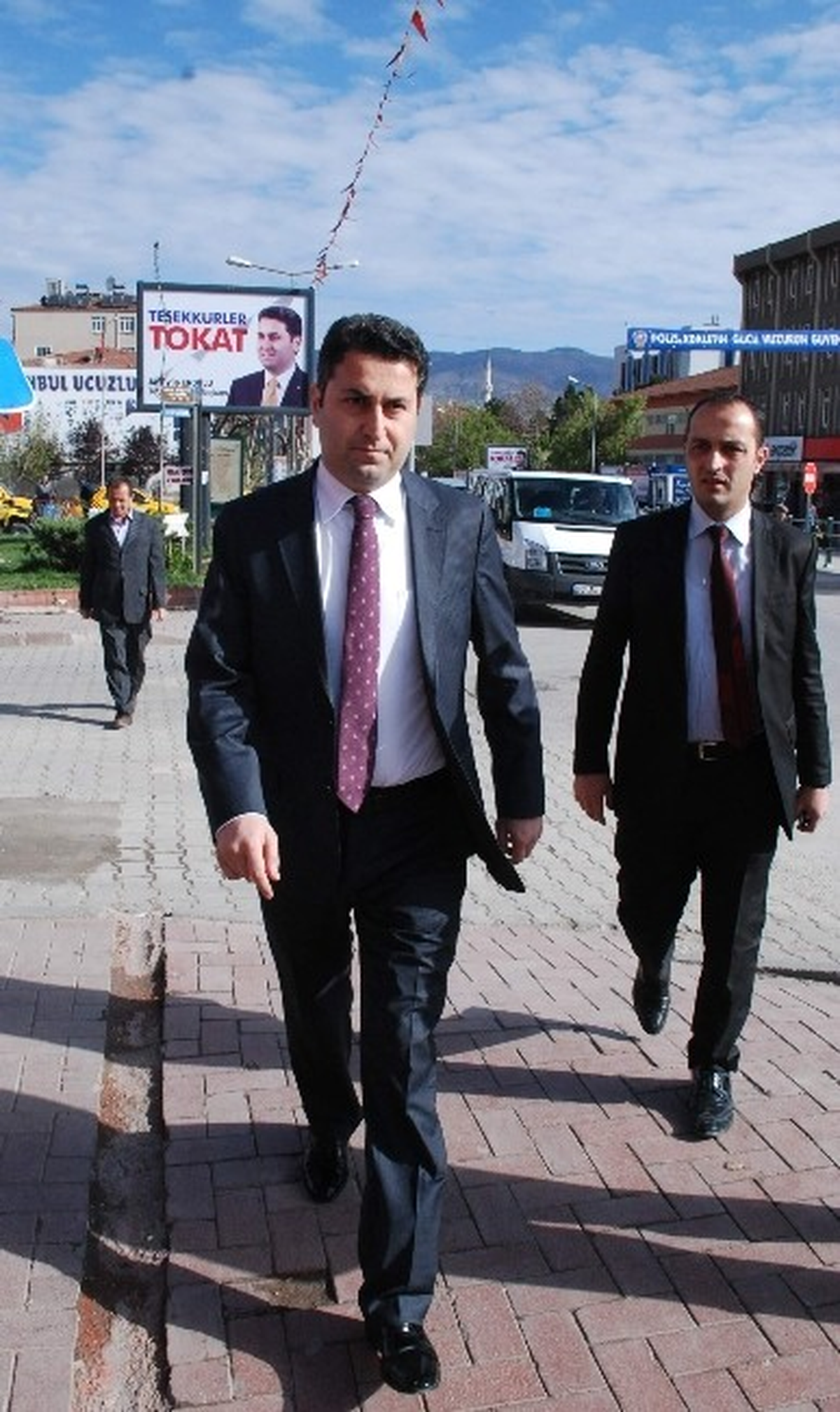 Genç Başkan, Yürüyerek İşe Gidiyor