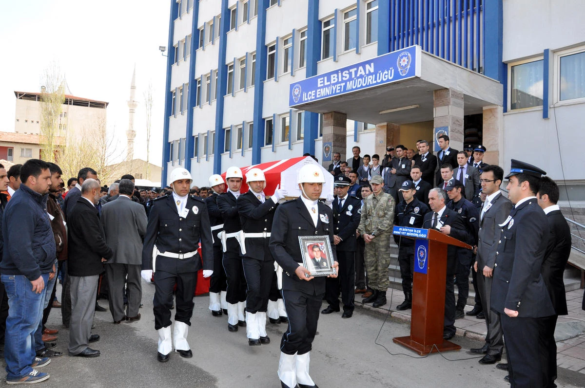 İstanbul\'da Otomobilin Çarptığı Polis