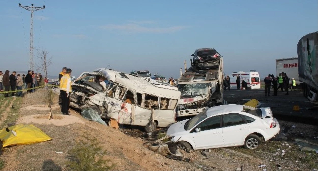 Konya\'da Trafik Kazası: 9 Ölü, 11 Yaralı