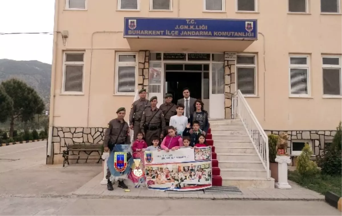 Mehmetçik, Uçurtma Şenliğinde Öğrencilerle Buluştu