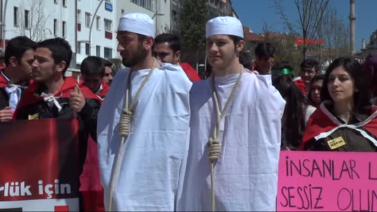 Mısır\'da 529 Kişinin İdam Kararına Protesto