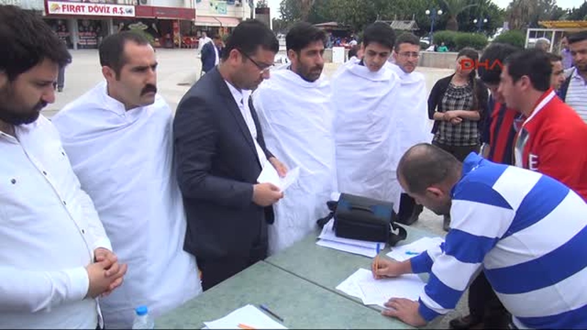 Mısır\'daki İdam Kararına Mersin\'de Kefenli Tepki