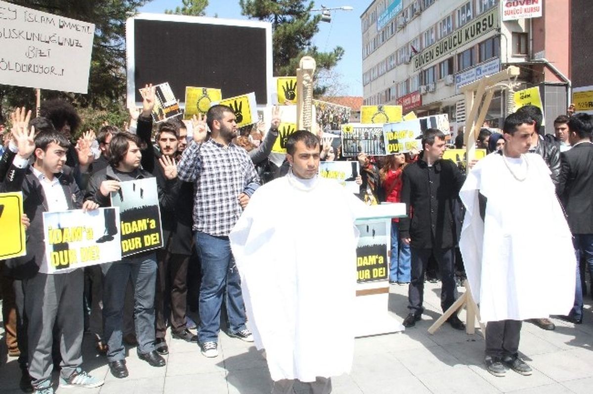 Mısır\'daki İdam Kararını Protesto Etmek İçin Darağacı Kurup Kefen Giydiler
