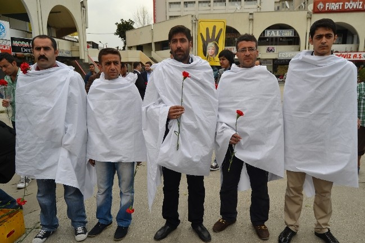 Mısır\'daki İdam Kararlarına Kefenli Protesto