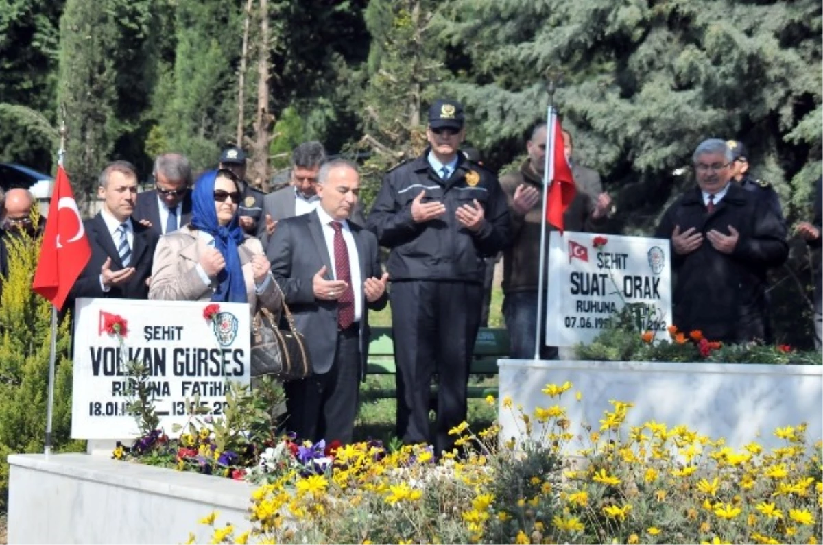Şehit Polisler Mezarları Başında Anıldı