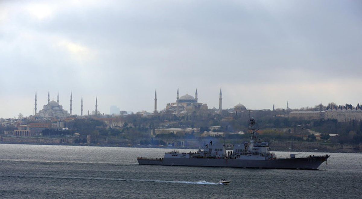 ABD Savaş Gemisi İstanbul Boğazı\'ndan Geçti