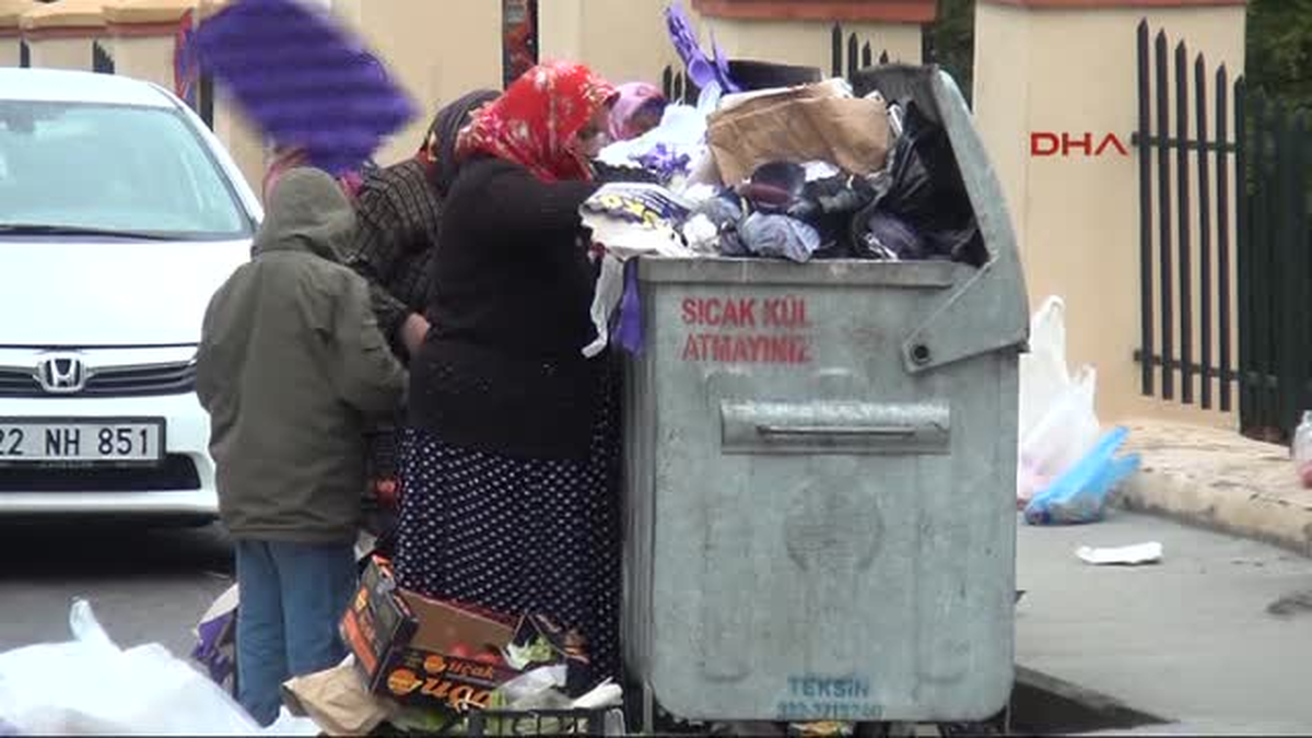 Akşam Yemeğini Çöpten Topladılar