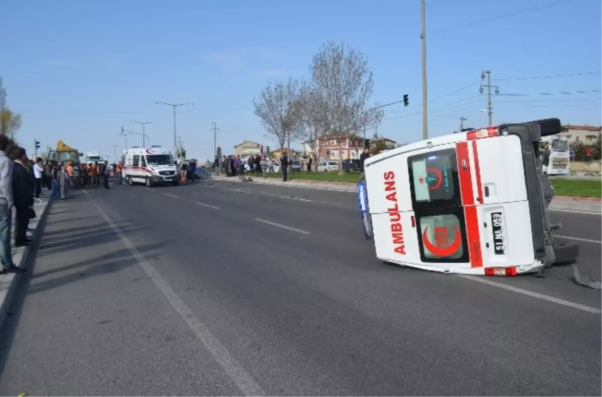 Ambulans Devrildi 3 Yaralı