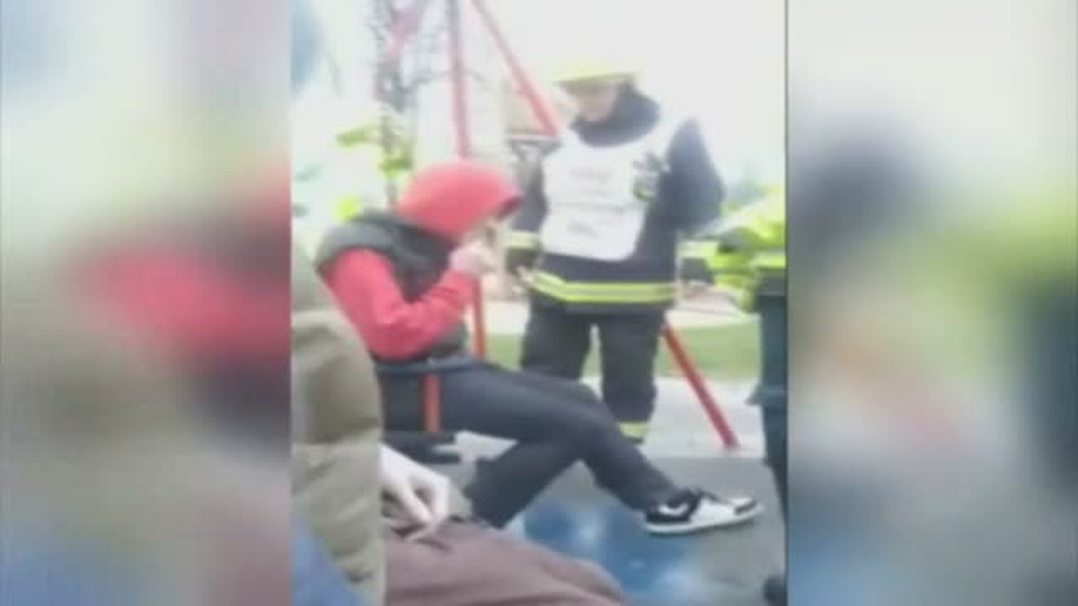 Bebek Salıncağına Oturan Genç Sıkışınca İtfaiye Tarafından Böyle Kurtarıldı