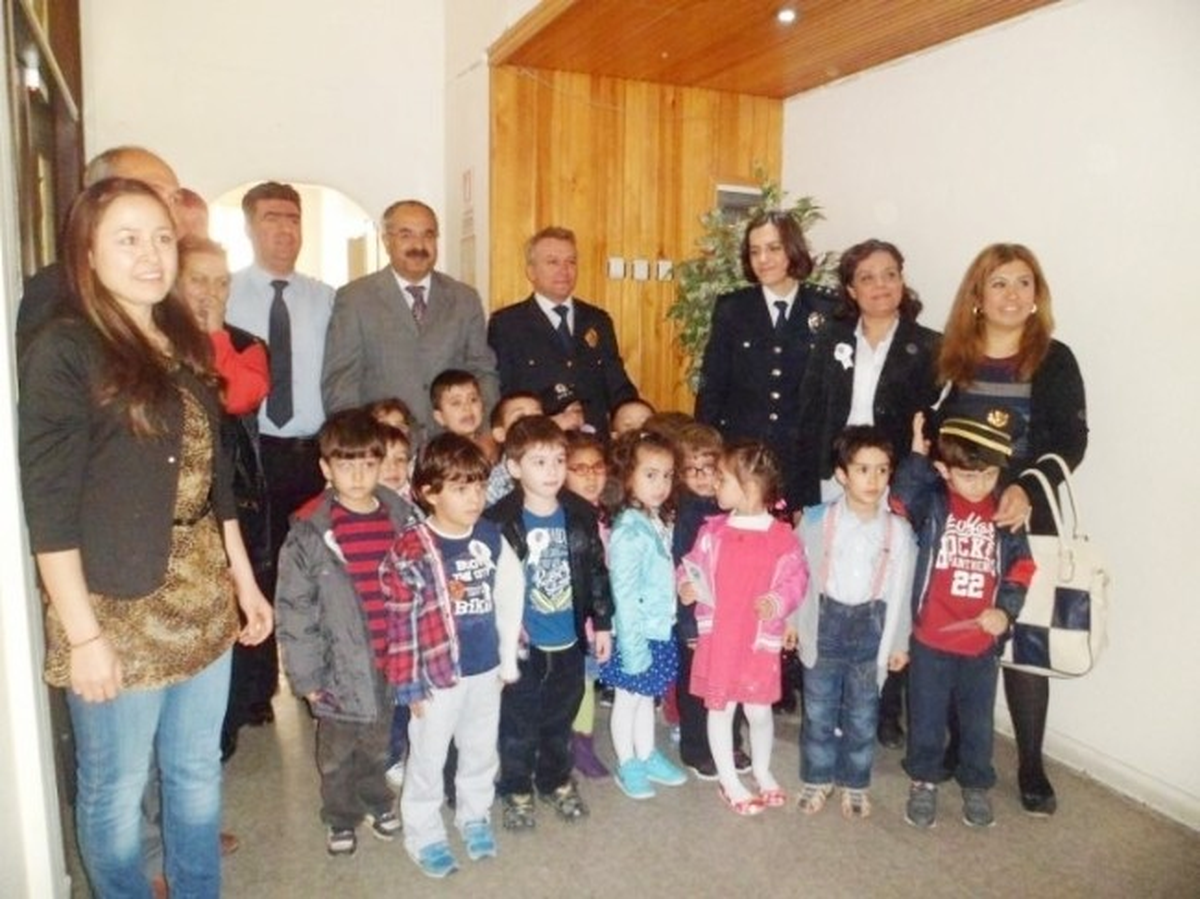 Burhaniye\'de Polisin Minik Ziyaretçileri