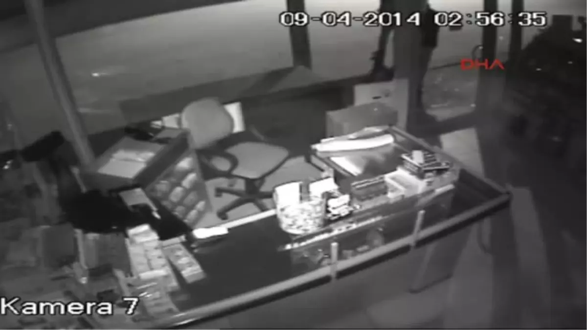 Bursa\'da Camı Taşla Kırıp Kasayı Çaldılar