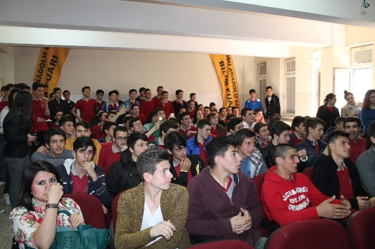 Hami Mandıralı ve Kaleci Onur Recep Kıvrak\'tan Trabzon Erdoğdu Anadolu Lisesi\'ne Ziyaret