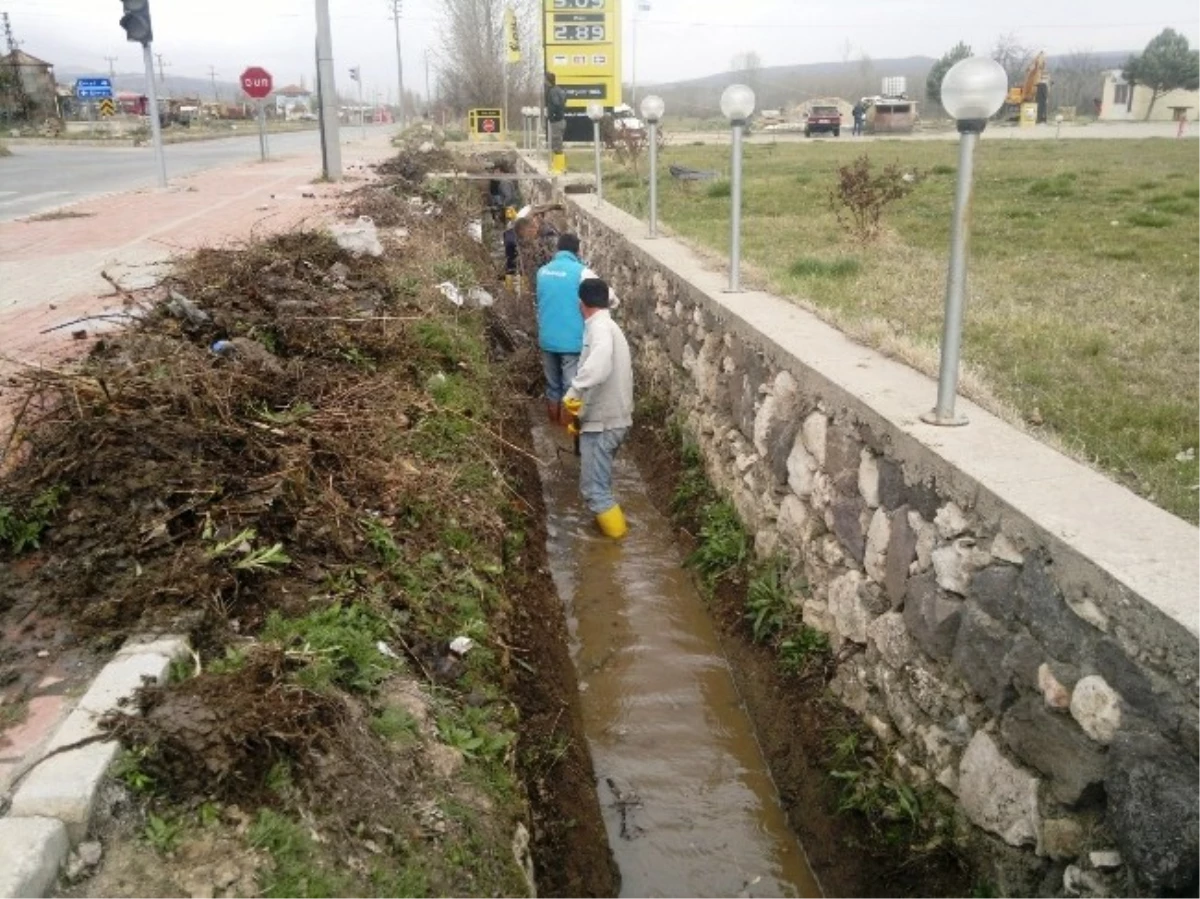 Hisarcık\'ta Sulama Kanalları Temizleniyor