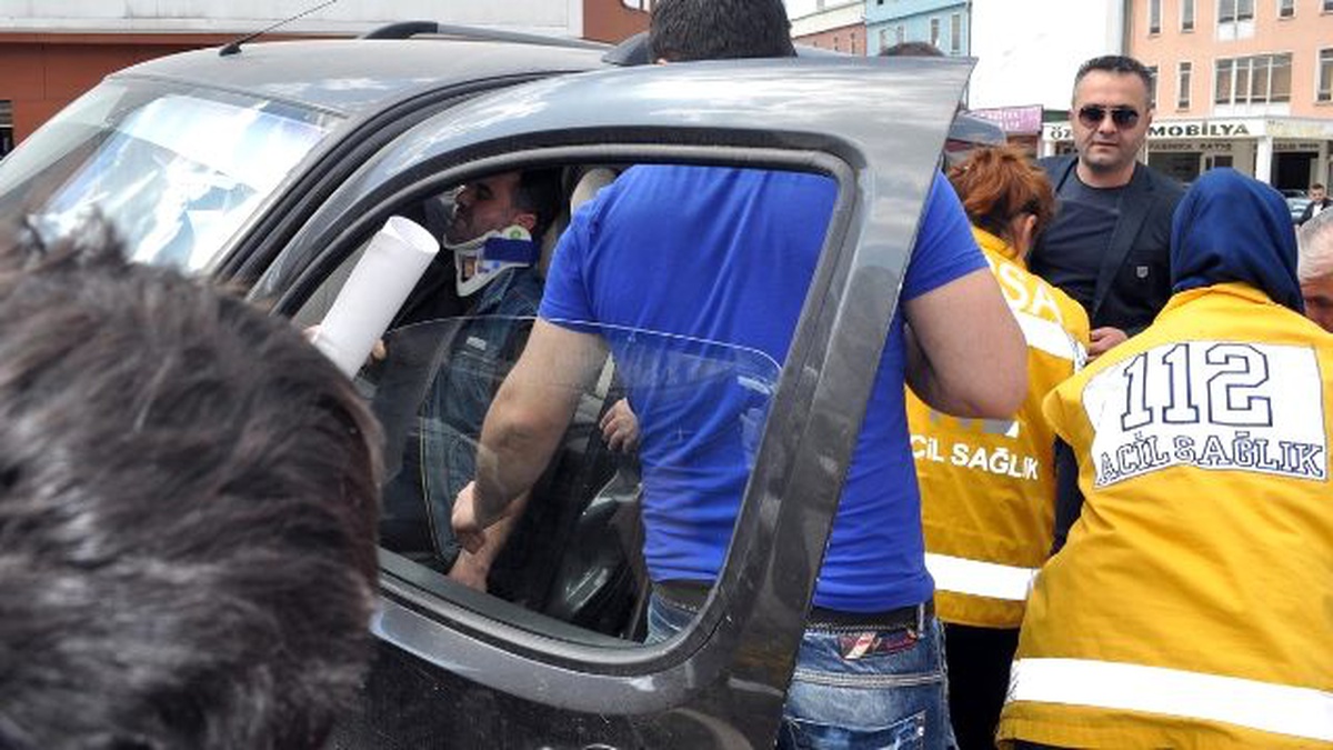 İnegöl\'de Otomobil ile Kamyonet Çarpıştı: 2 Yaralı