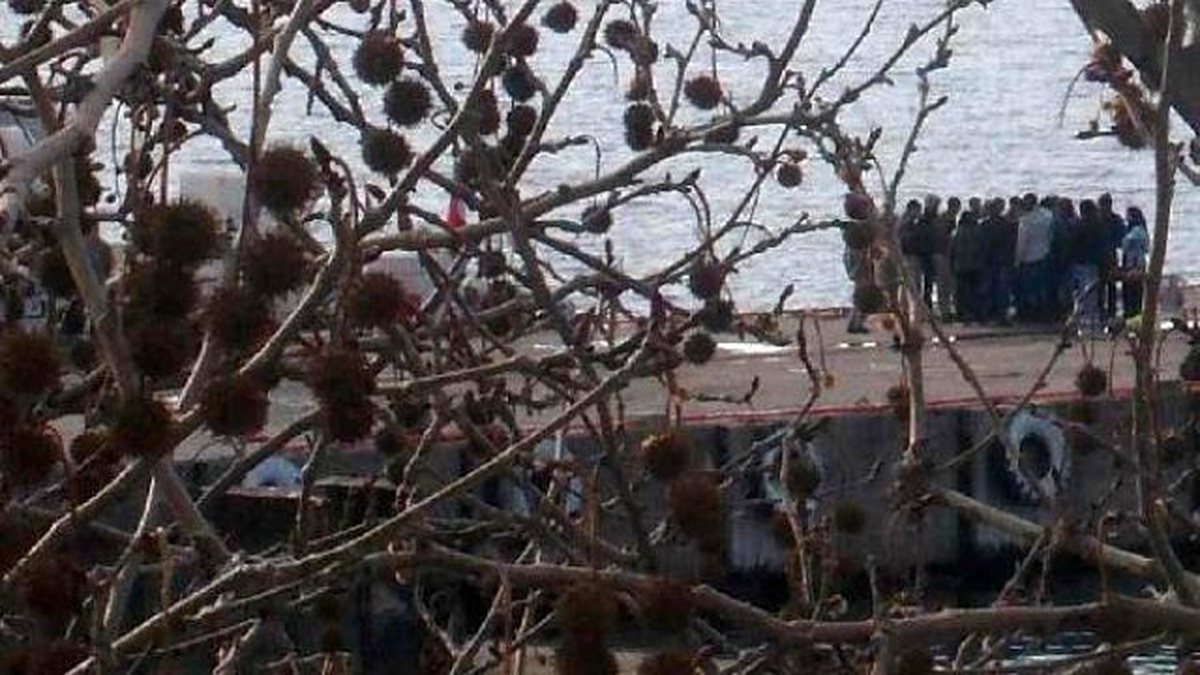 İzmir\'de Yasadışı Geçiş Yapmak İsteyen 61 Kişi Yakalandı