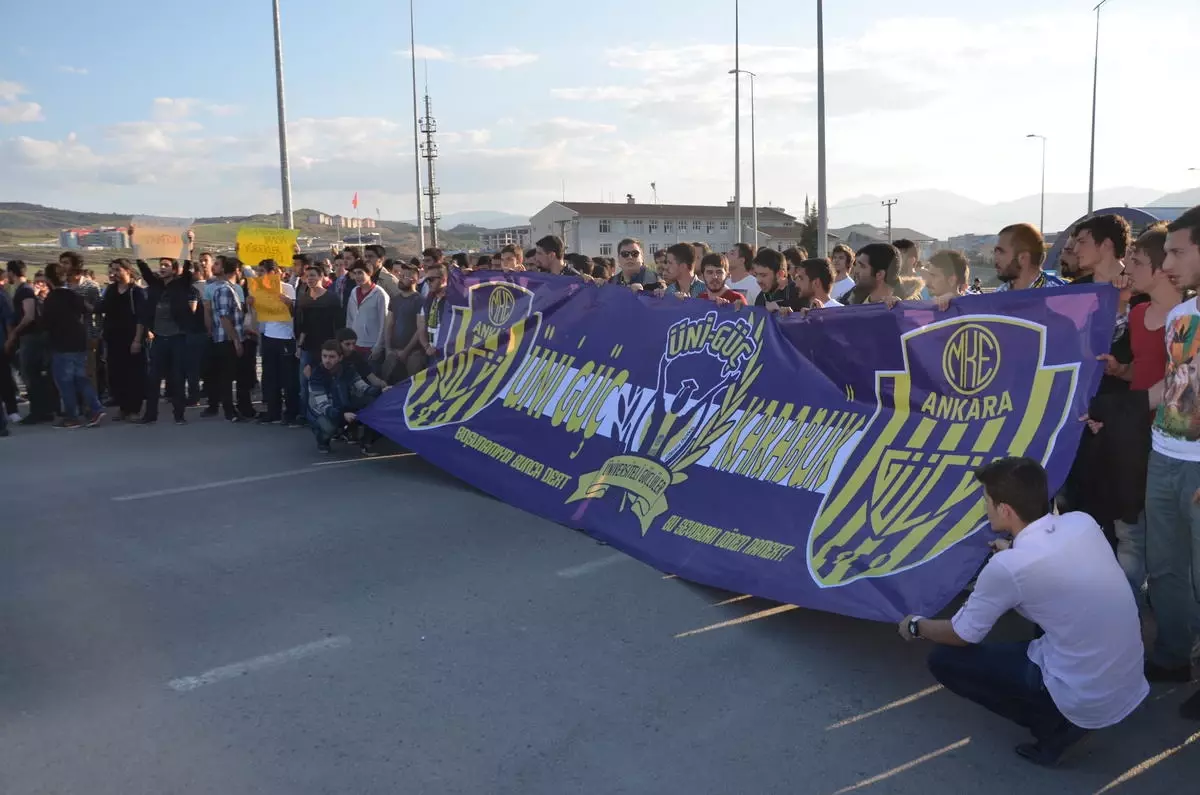 Ölen Arkadaşları İçin Yolu Trafiği Kapattılar