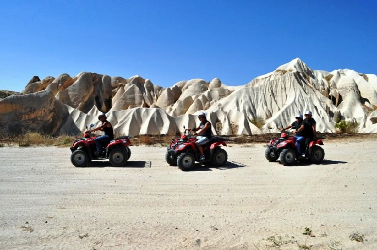 Kapadokya\'da, Atv ile Minibüse Çarpan Çinli Turist Yaralandı