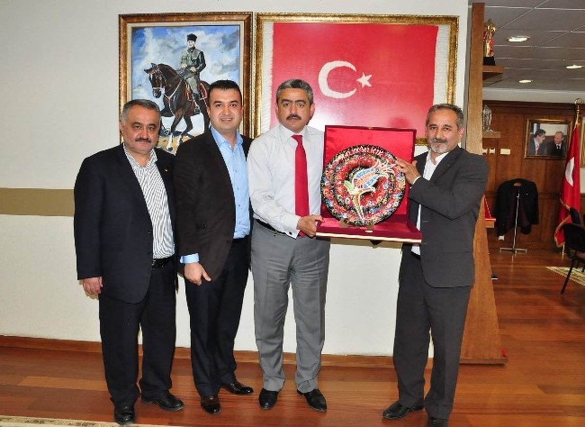 Kütahya'dan Başkan Alıcık'a İşlemeli Saat Hediyesi