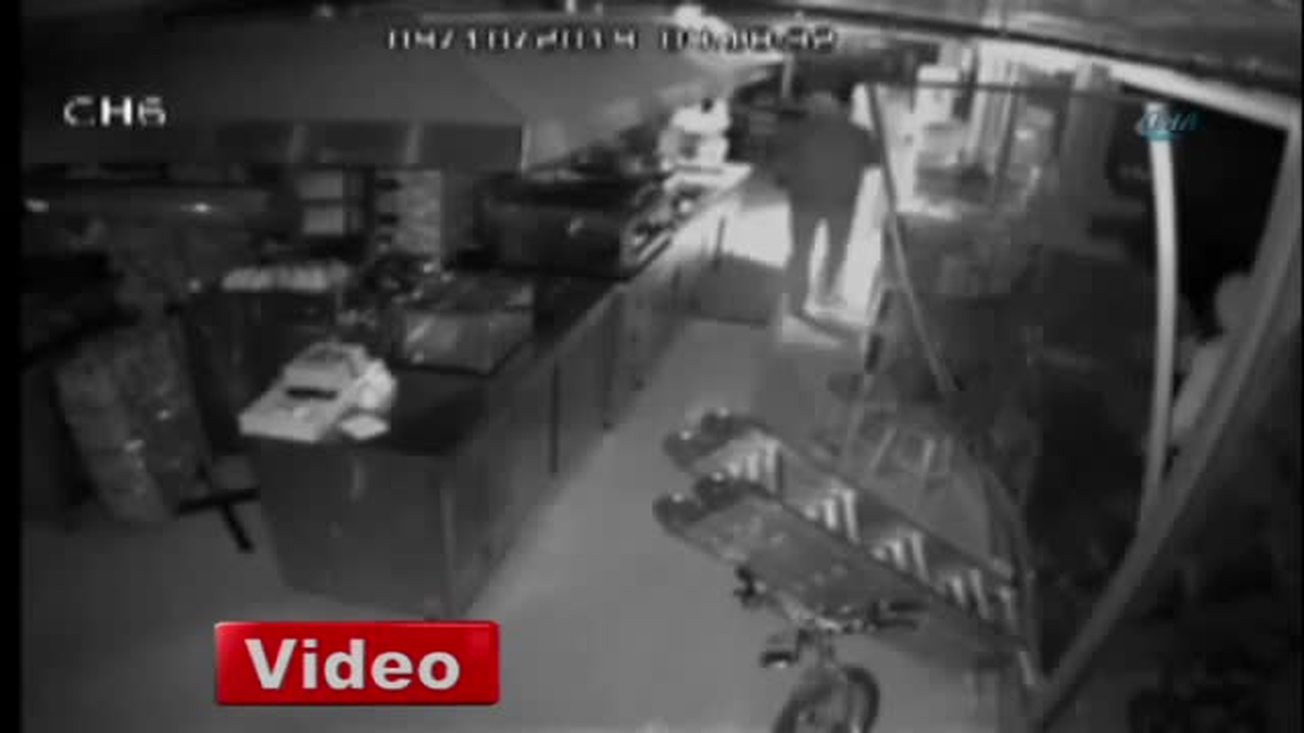 Marketi Soyan Maskeli Hırsızlar Güvenlik Kamerasına Yakalandı