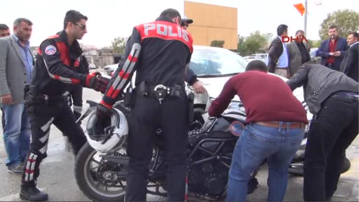 Motosiklet ile Otomobile Çarpan Polis Ağır Yaralandı