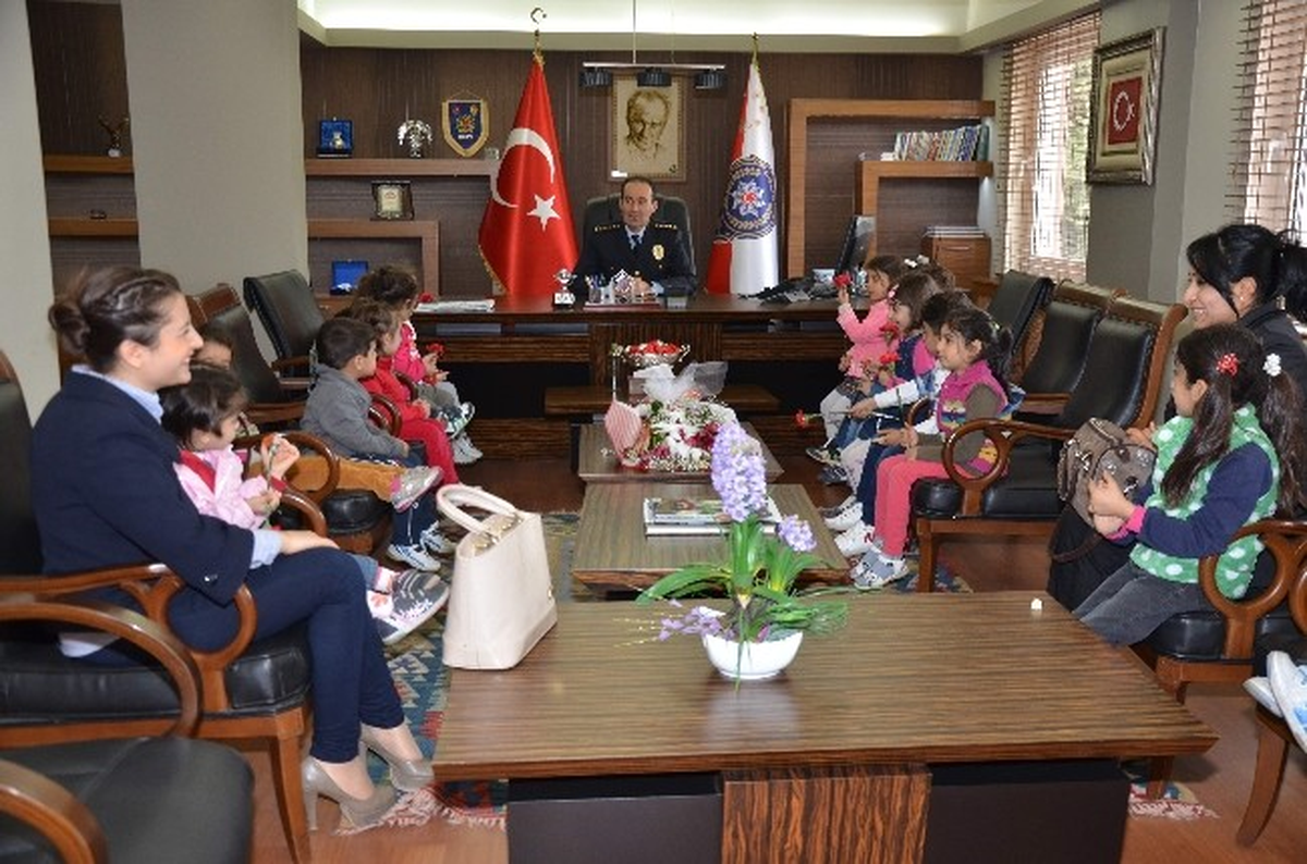 Öğrencilerden Emniyet Müdürüne Çiçek