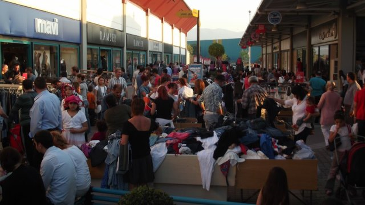 Outlet Center İzmit\'te 32. Geleneksel Ucuzluk Panayırı Başladı