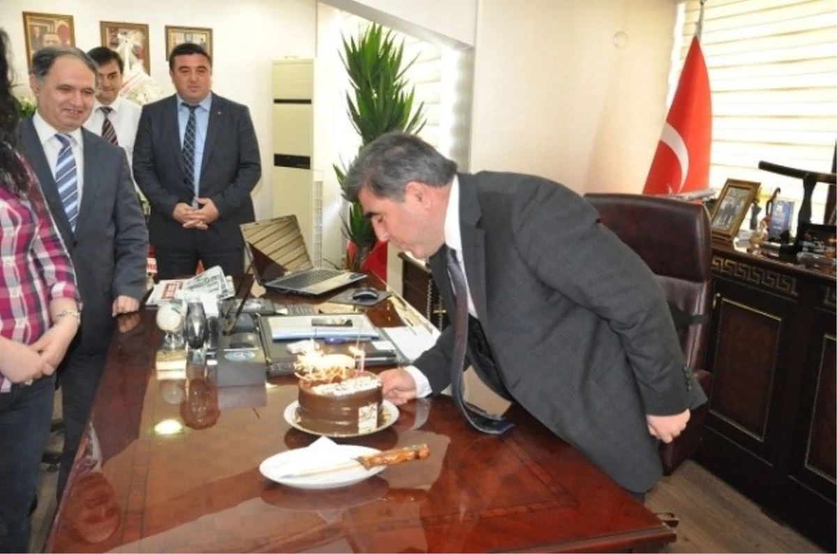 Amasya\'da Personelden Belediye Başkanına Doğum Günü Sürprizi