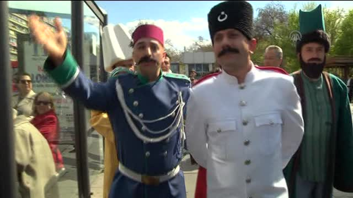 Polisler Osmanlı Dönemindeki Kıyafetleriyle Uygulama Yaptı