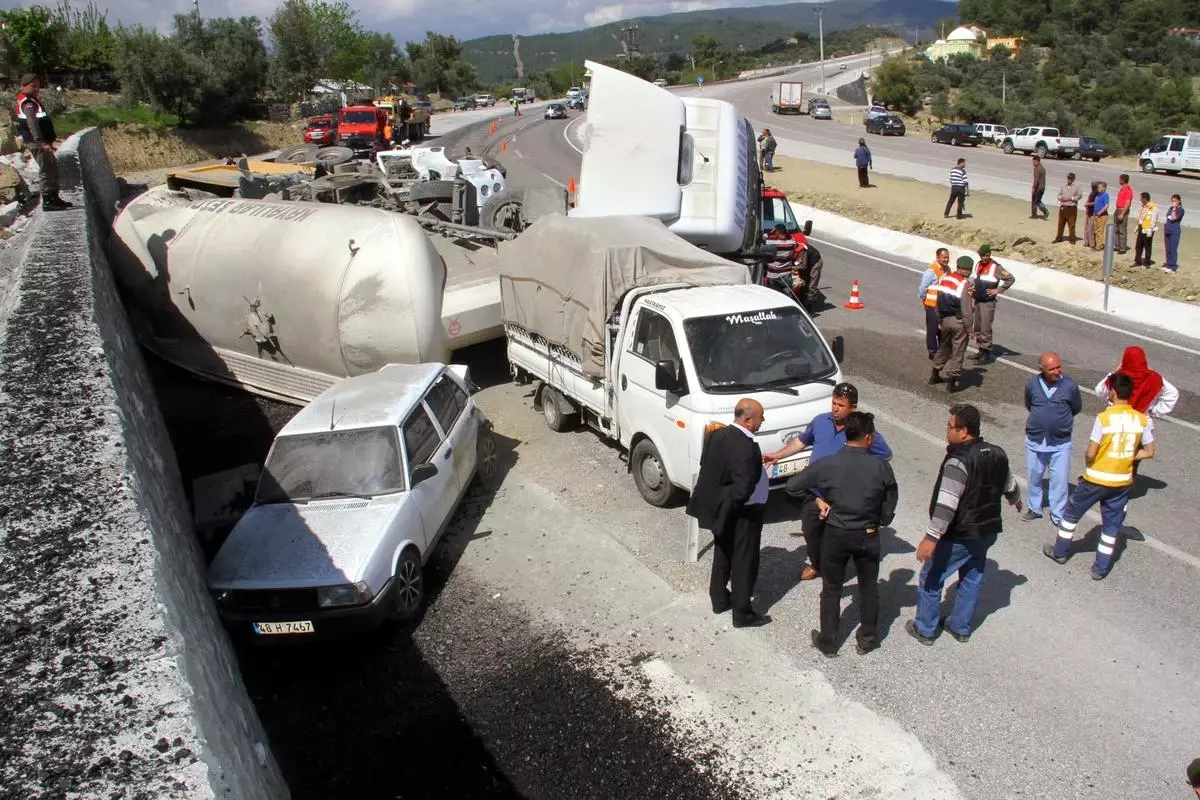 Seydikemer\'de Trafik Kazası: 1 Ölü, 1 Yaralı