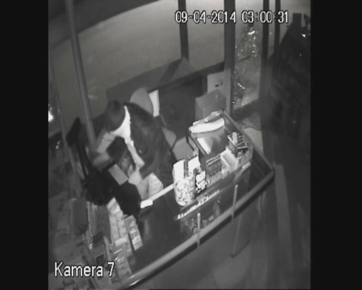 Taşla Kırdıkları Camdan Girerek Marketin Kasasını Çaldılar