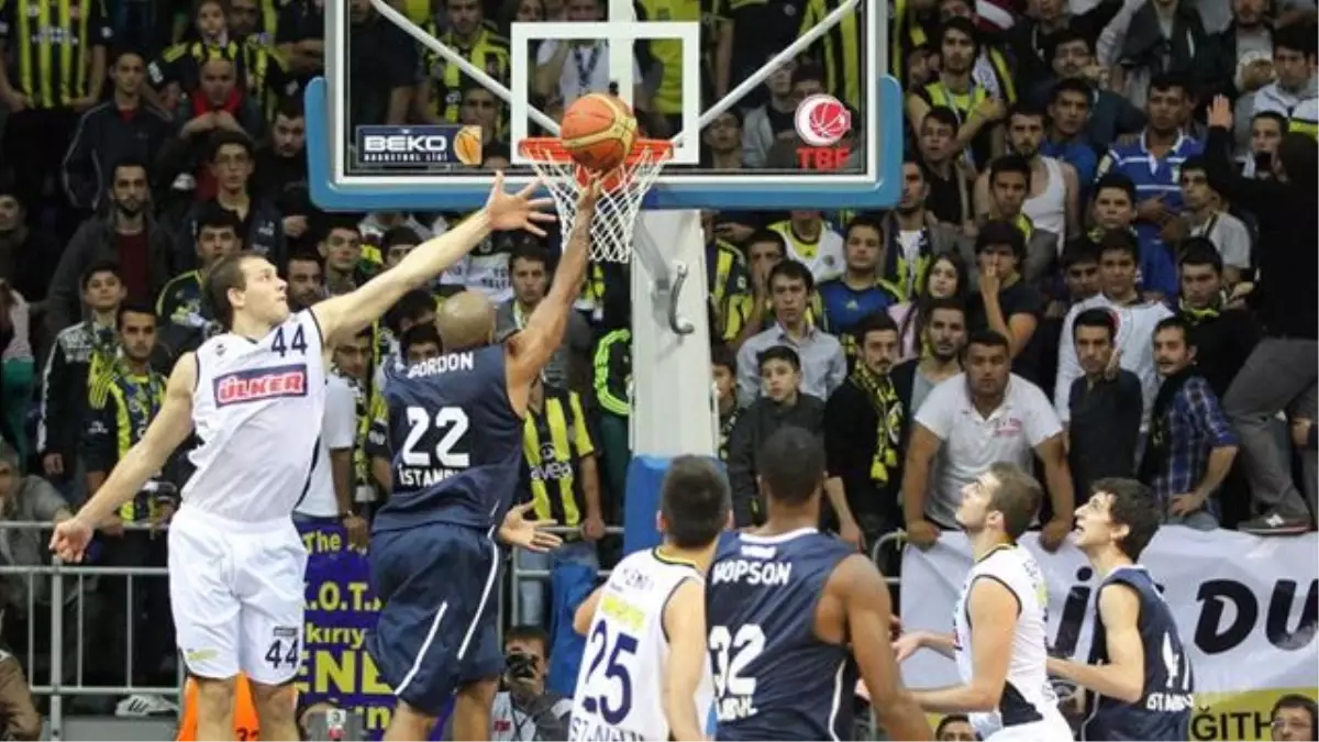 Fenerbahçe Ülker-Anadolu Efes: 84-65