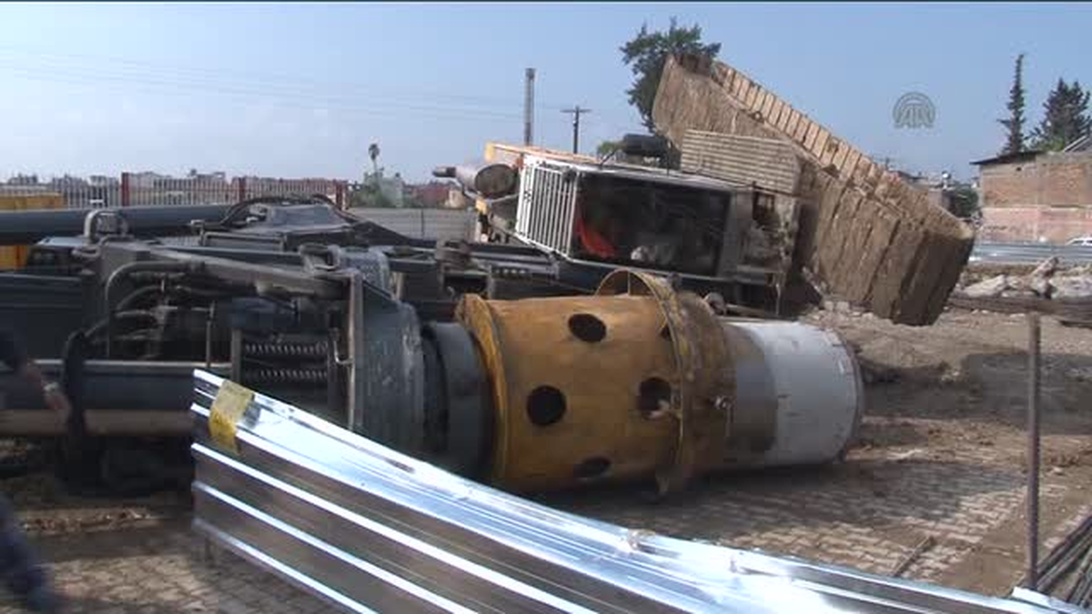 Üzerine iş makinesi devrilen otomobilin sürücüsü öldü -