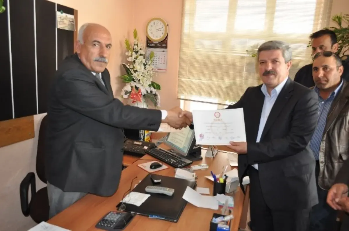 Yatağan\'da AK Partili Meclis Üyeleri Mazbatalarını Aldı