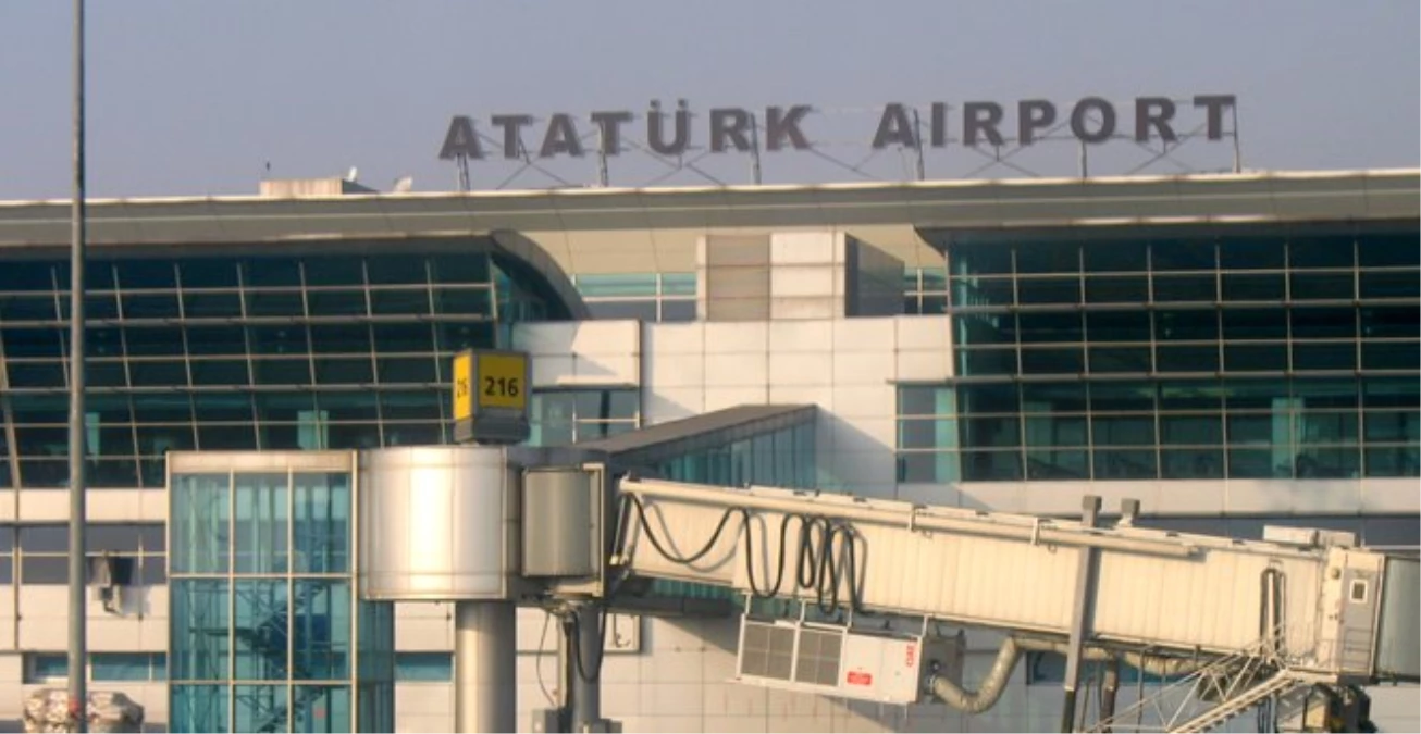 35 Uygur Türk\'ü 17 Gündür Havalimanında İzin Bekliyor