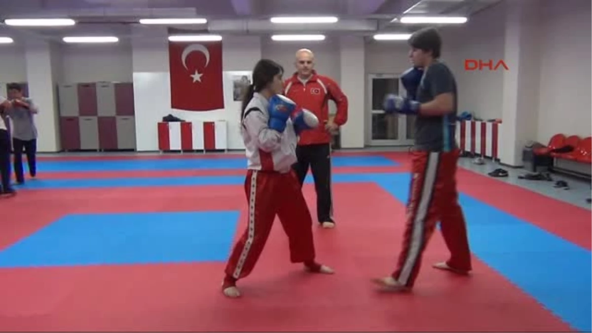 Aile Boyu Kıck Boks Yapıyorlar