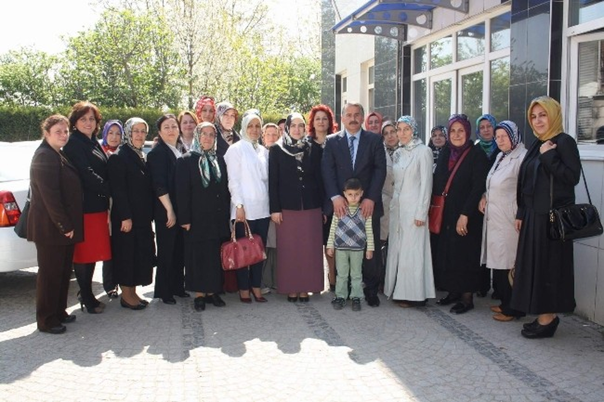 AK Parti İl Kadın Kollarından Başkan Karakullukçu\'ya Ziyaret