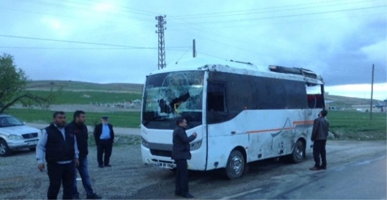 Ankara\'da Öğretmeleri Taşıyan Midibüs Devrildi: 15 Yaralı