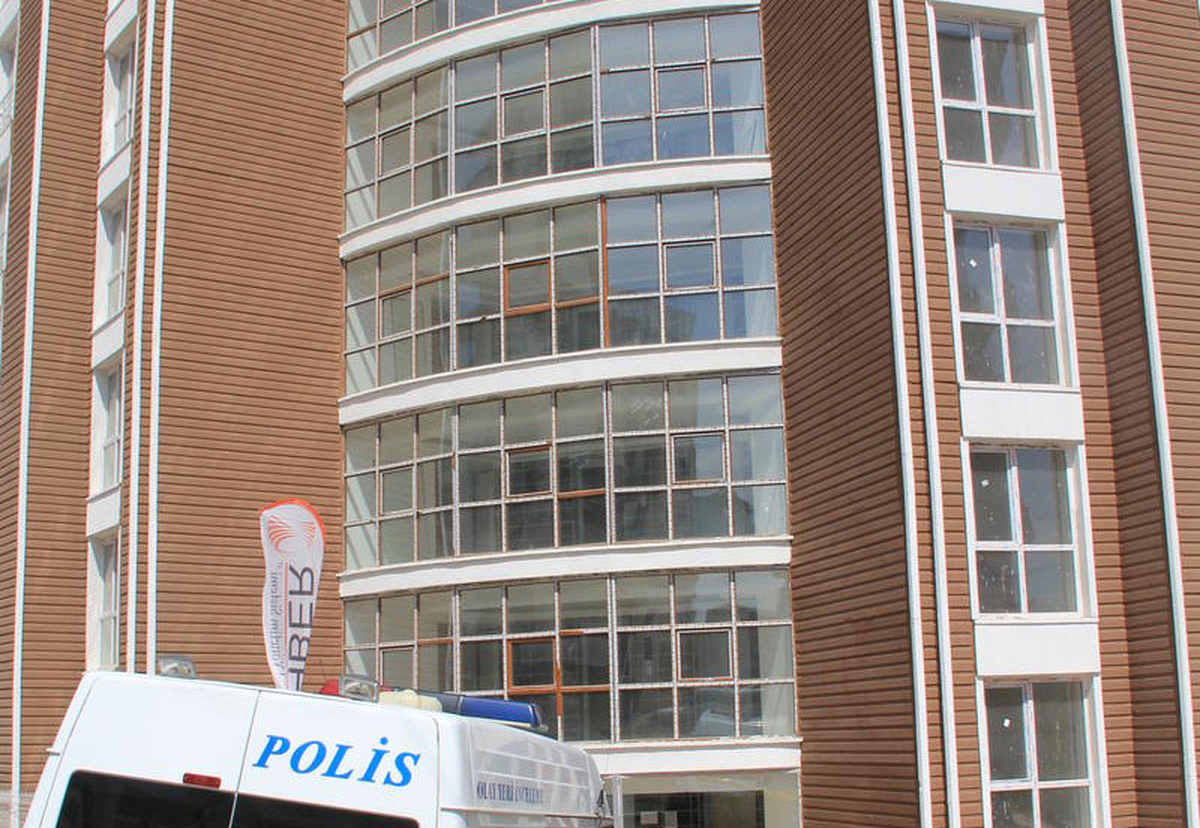 Asansör Boşluğunda Erkek Cesedi Bulundu