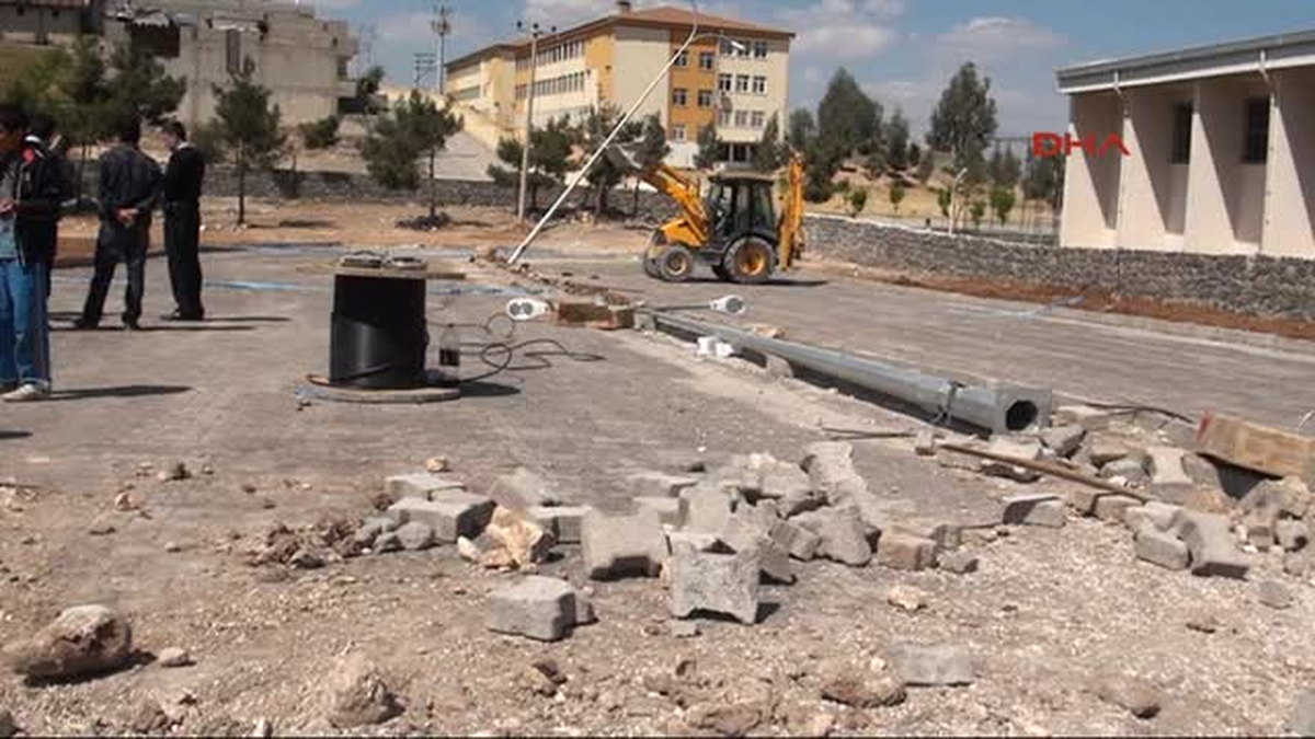 Aydınlatma Direği Diken 3 İşçi Akıma Kapılarak Yaralandı