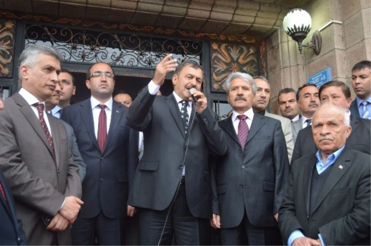 Bakan Eroğlu: "Belediye Başkanlıkları Kapanan Beldeler Kaderlerine Terk Edilmeyecek"