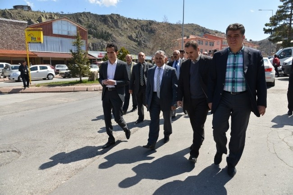 Başkan Dr. Memduh Büyükkılıç, Hisarcık Halkı ile Beraber Hisarcık Meydan Düzenlemesi Erciyes\'e...