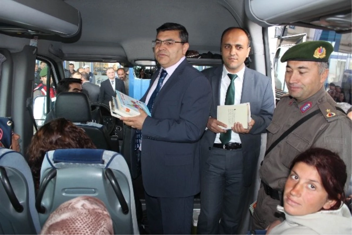 Beyşehir\'de Minibüslerin Koltuklarına Birer Kitap Bırakıldı