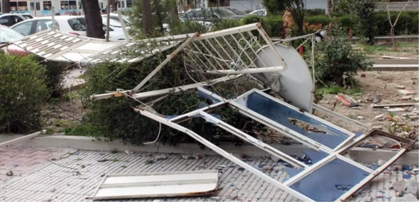 Bilecik\'te Şiddetli Rüzgar Ahşap Evin Üçüncü Katını Yıktı