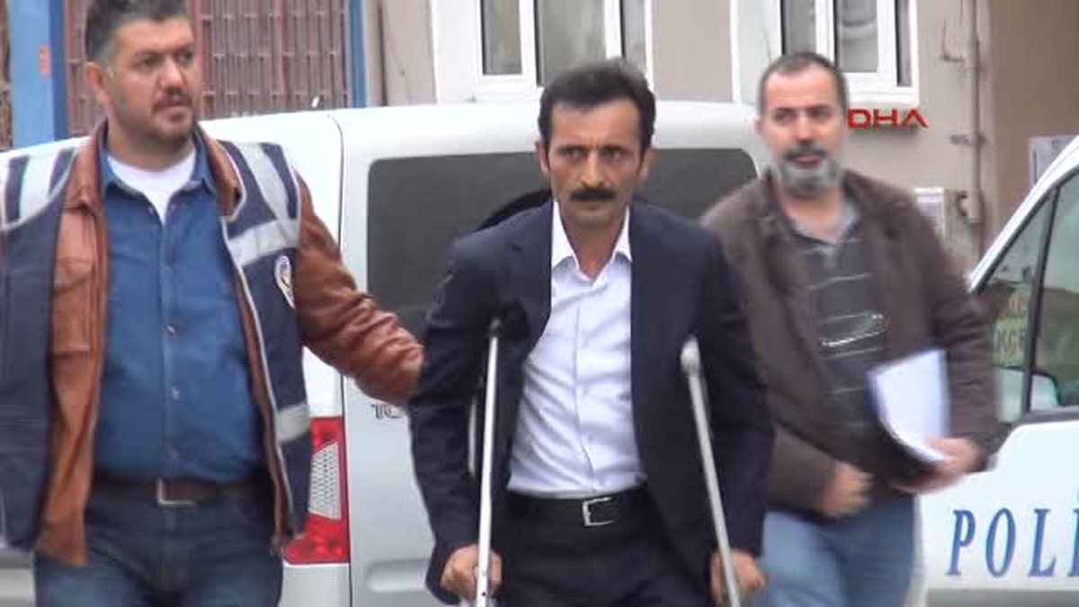 Cinayet Sanığı, Adliyeye Koltuk Değnekli Getirildi