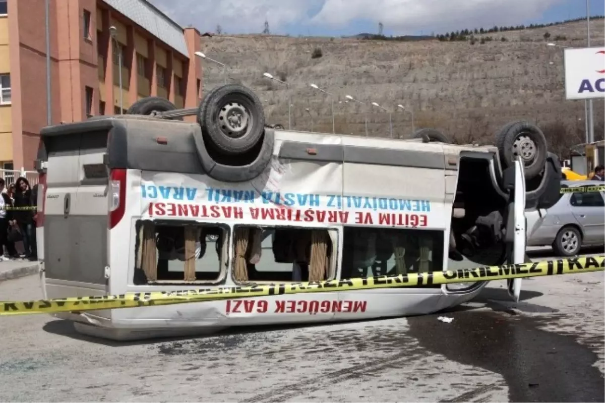 Erzincan\'da Diyaliz Hastalarını Taşıyan Minibüs Takla Attı