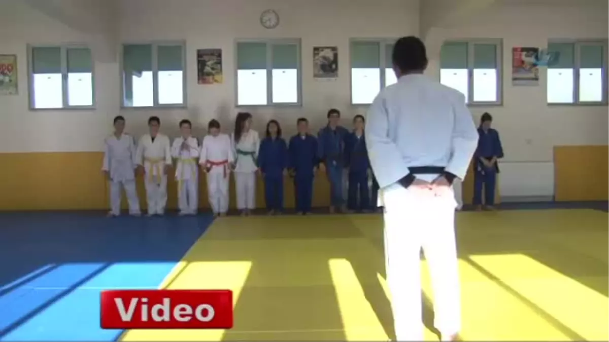Görme Engelli Genç Kız Evden Kaçıp Şampiyon Oldu