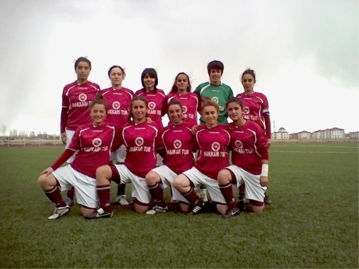 Hakkari Kadın Futbol Takımı Rakip Tanımıyor