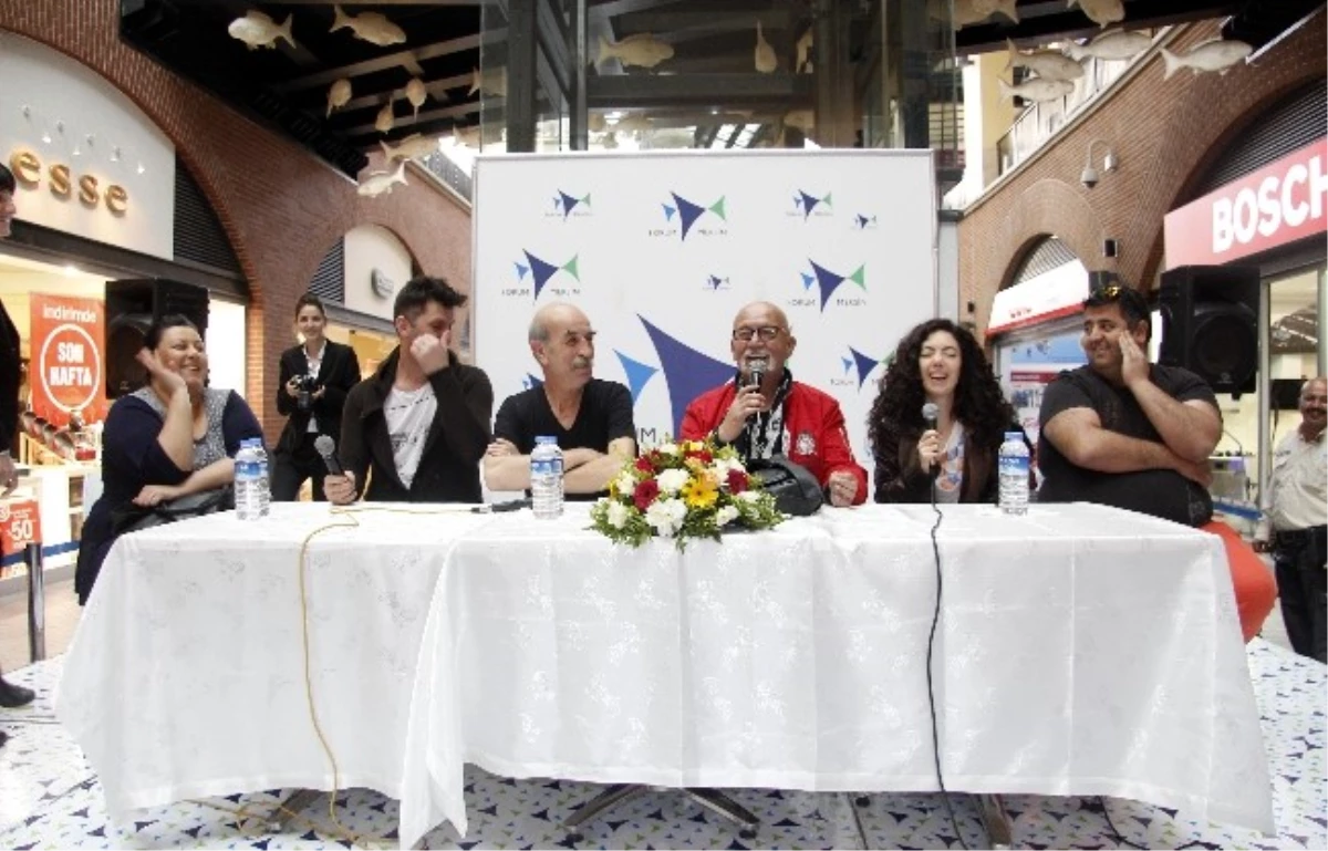 Her Yöne 90 Dakika Oyuncuları Forum Mersin\'de İmza Gününe Katıldı