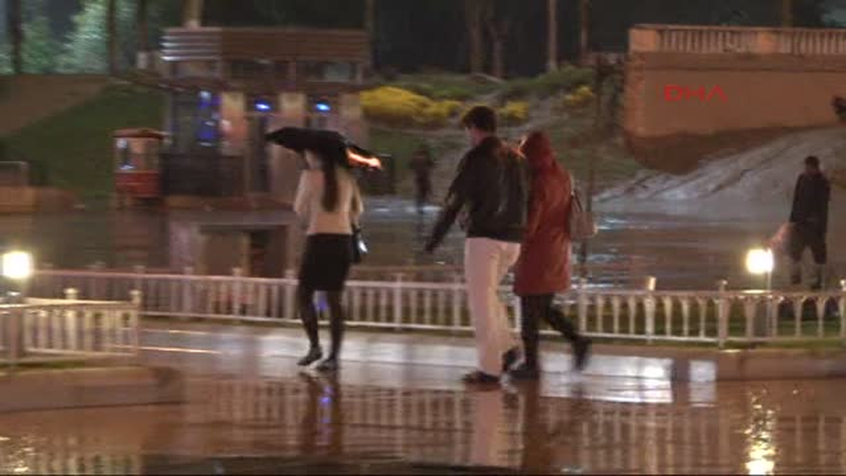 İstanbul\'da Yağmur Gece de Etkili Oldu